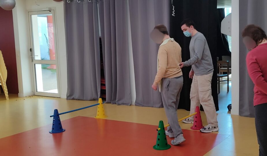 Séance de marche et d'équilibre avec le public autiste de la MAS André Berge